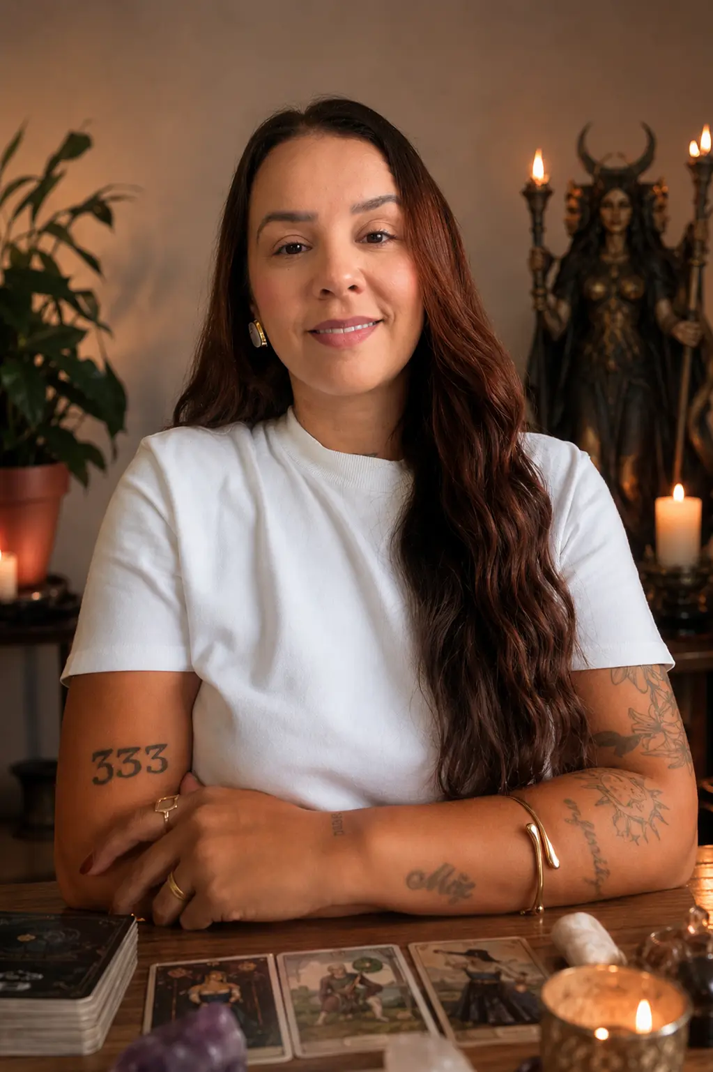 Retrato de Lorraine Vinhatico sentada à mesa com cartas e velas